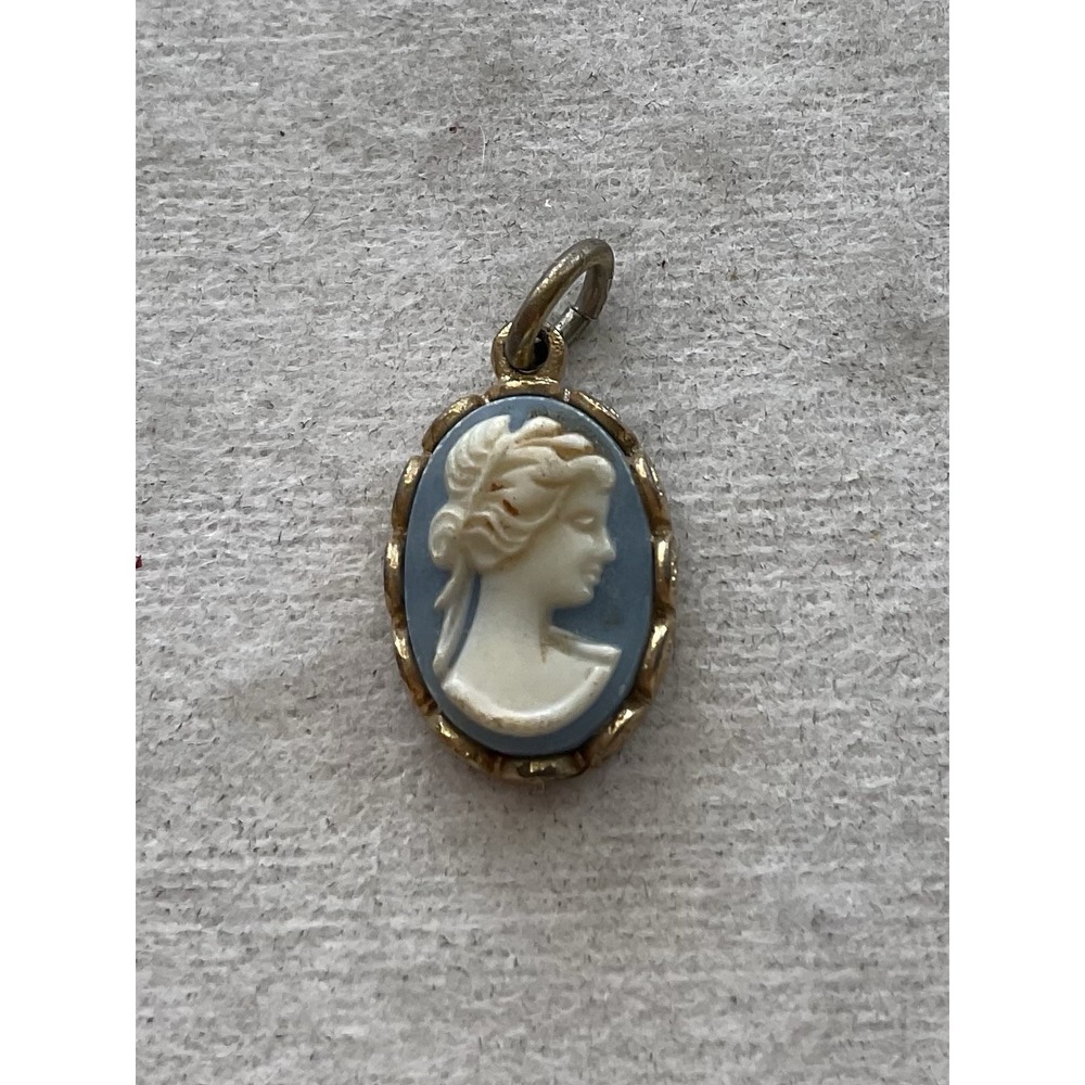 Vintage Signed Avon Blue White Cameo Pendant Charm Gold Tone Estate Jewelry